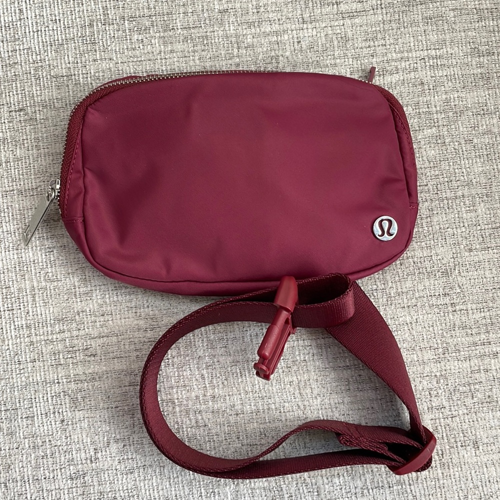 Lululemon Everywhere Belt Bag - Mulled Wine